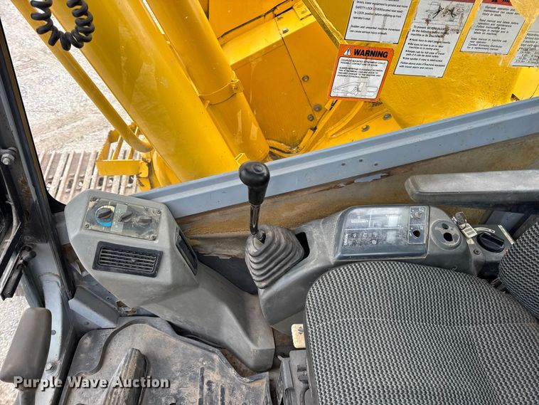 image for item EN0876 2000 Komatsu PC228USLC excavator