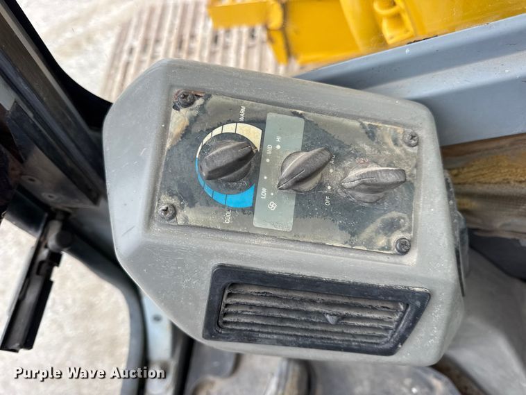 image for item EN0876 2000 Komatsu PC228USLC excavator