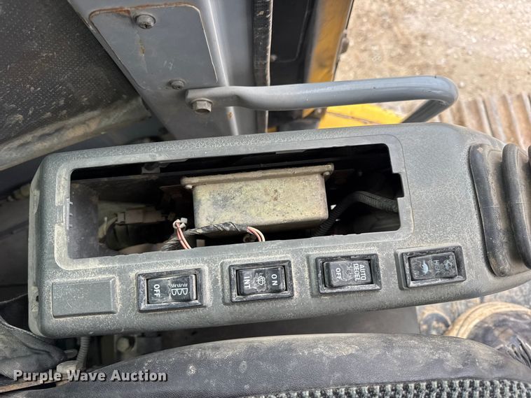 image for item EN0876 2000 Komatsu PC228USLC excavator