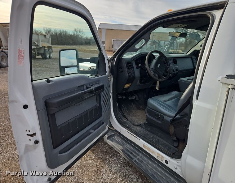 image for item EO4921 2011 Ford F550 utility / service truck