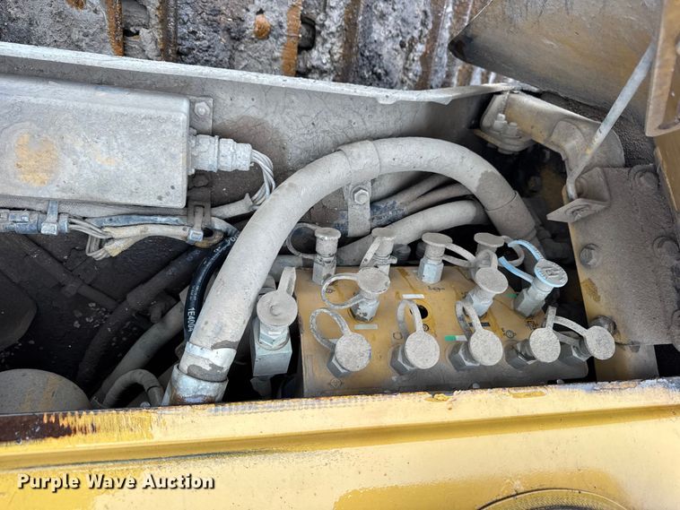 image for item ER0380 2006 Caterpillar D6N LGP dozer