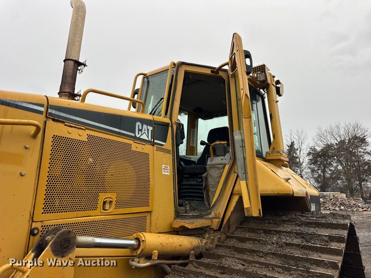 image for item ER0380 2006 Caterpillar D6N LGP dozer