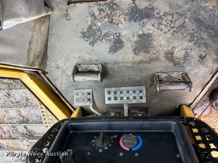 image for item ER0380 2006 Caterpillar D6N LGP dozer