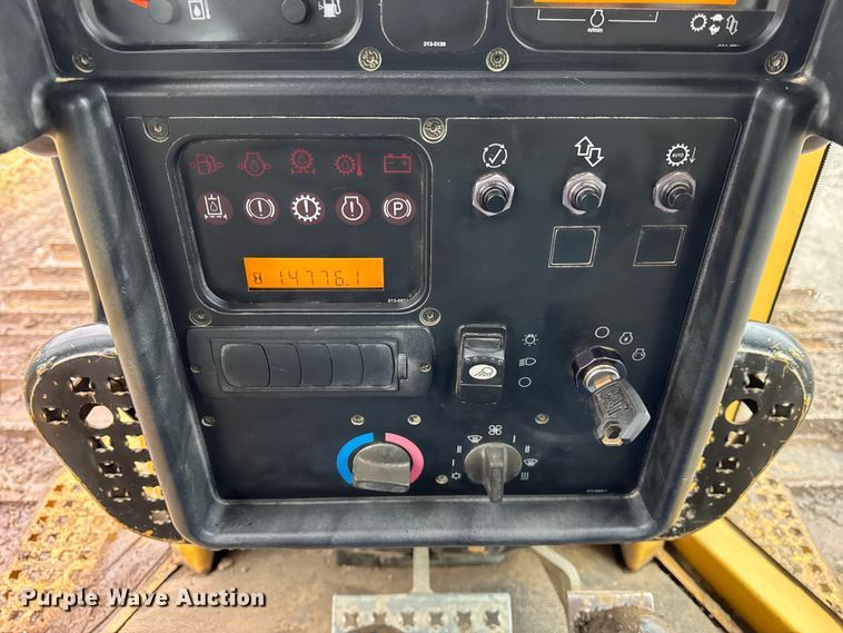 image for item ER0380 2006 Caterpillar D6N LGP dozer