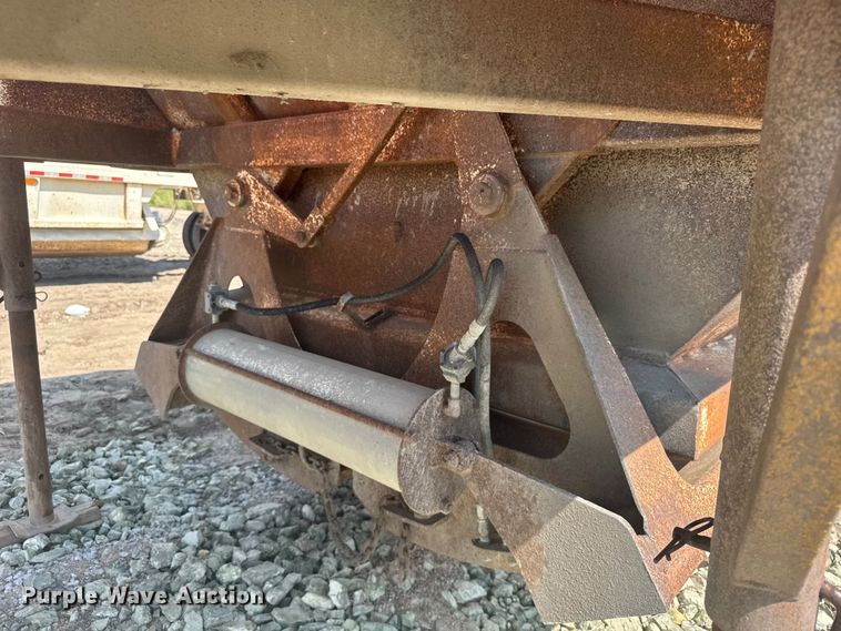 image for item ER2384 1988 Ranch manufacturing bottom dump trailer