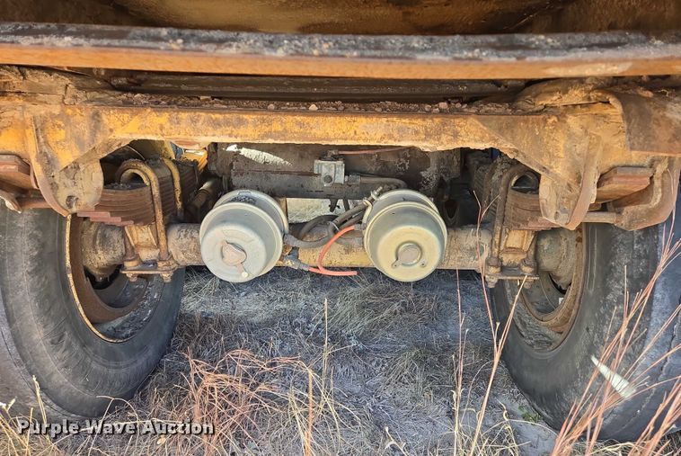 image for item ES2666 1986 Flowboy ST-1000S belt trailer