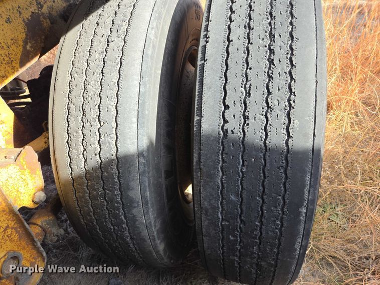 image for item ES2666 1986 Flowboy ST-1000S belt trailer