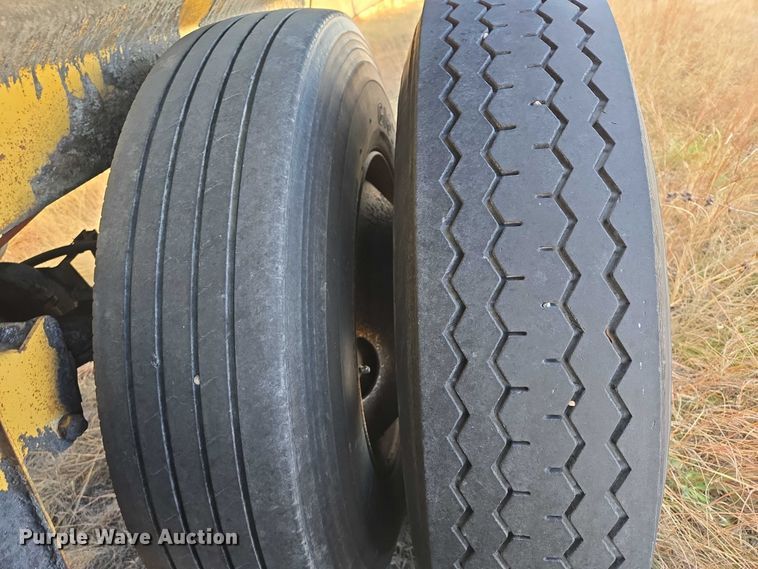 image for item ES2666 1986 Flowboy ST-1000S belt trailer