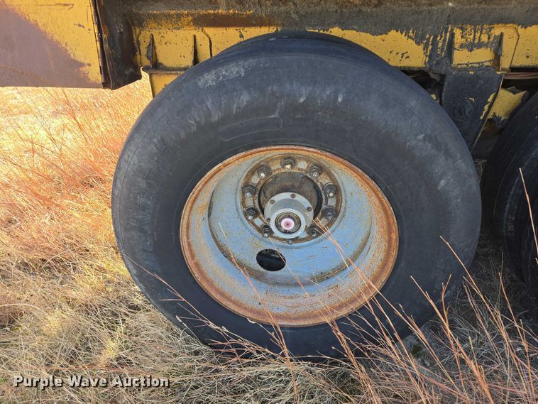 image for item ES2666 1986 Flowboy ST-1000S belt trailer