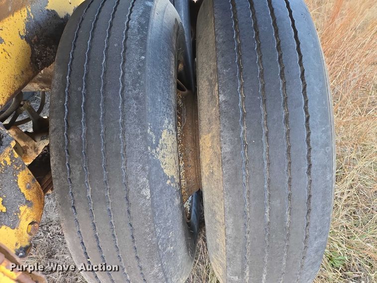 image for item ES2666 1986 Flowboy ST-1000S belt trailer