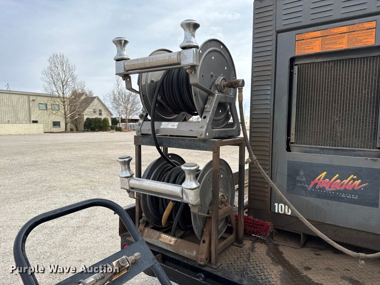 image for item ES5711 2011 Ford F550 Super Duty XL flatbed truck