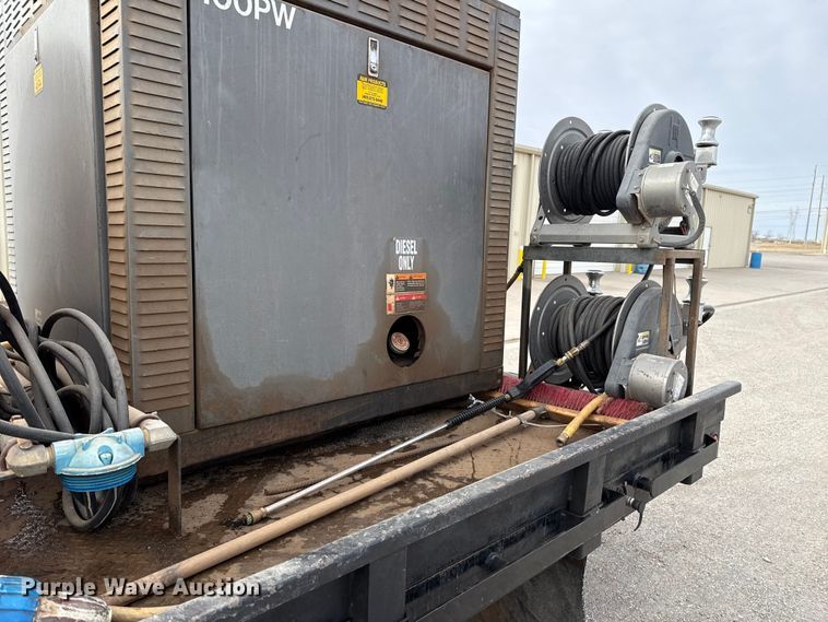 image for item ES5711 2011 Ford F550 Super Duty XL flatbed truck