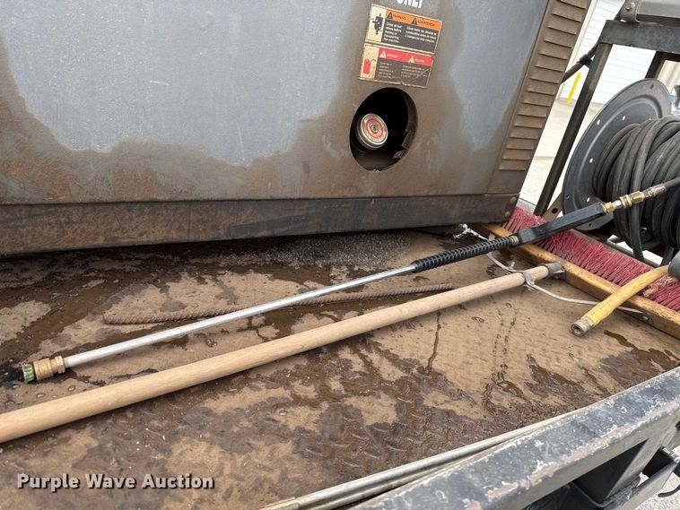 image for item ES5711 2011 Ford F550 Super Duty XL flatbed truck