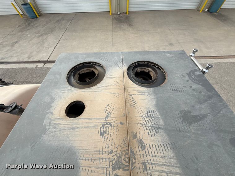 image for item ES5711 2011 Ford F550 Super Duty XL flatbed truck