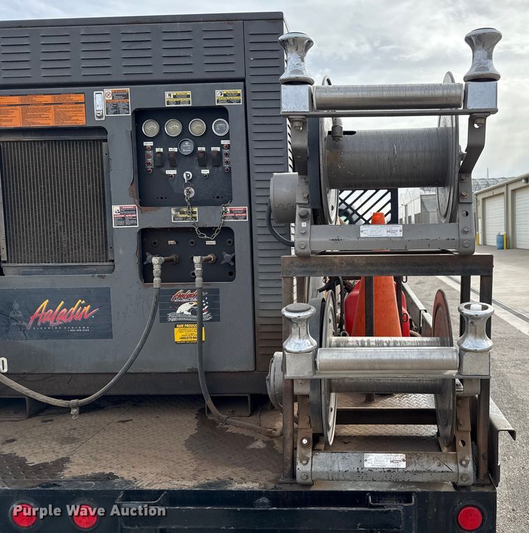 image for item ES5711 2011 Ford F550 Super Duty XL flatbed truck