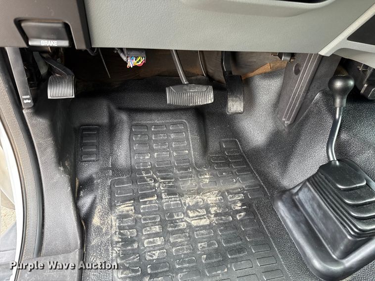 image for item ES5711 2011 Ford F550 Super Duty XL flatbed truck