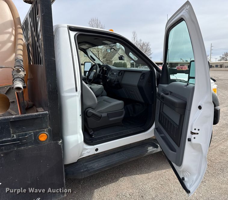 image for item ES5711 2011 Ford F550 Super Duty XL flatbed truck