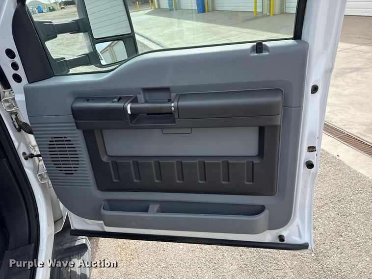 image for item ES5711 2011 Ford F550 Super Duty XL flatbed truck