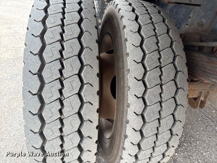 image for item ES5711 2011 Ford F550 Super Duty XL flatbed truck