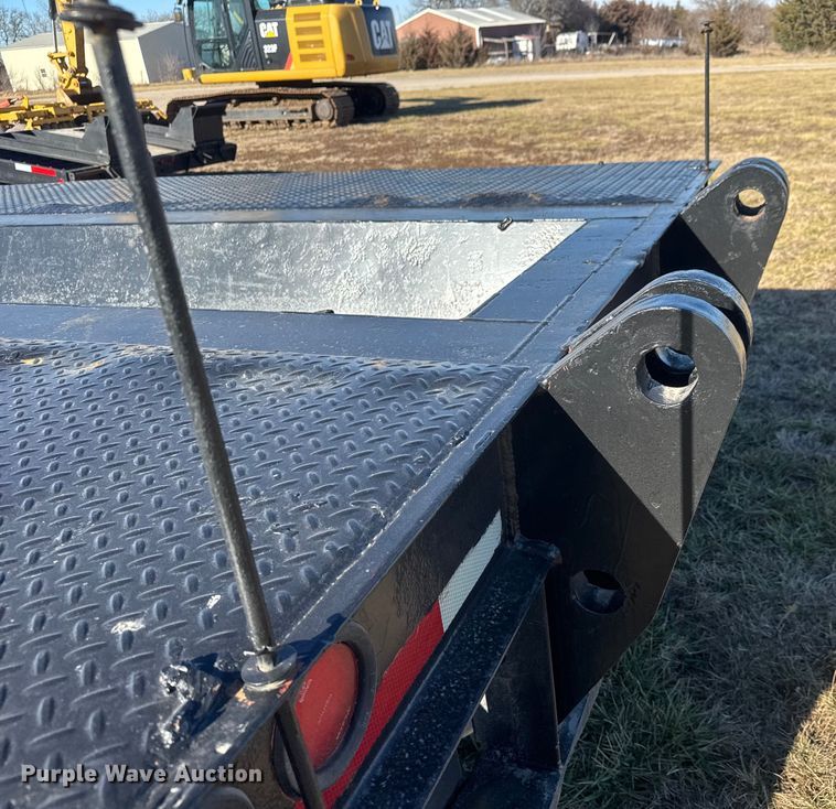 image for item ET4137 1995 Dynaweld lowboy equipment trailer