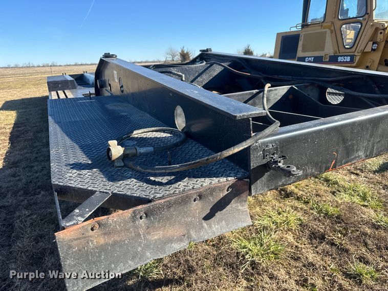 image for item ET4137 1995 Dynaweld lowboy equipment trailer