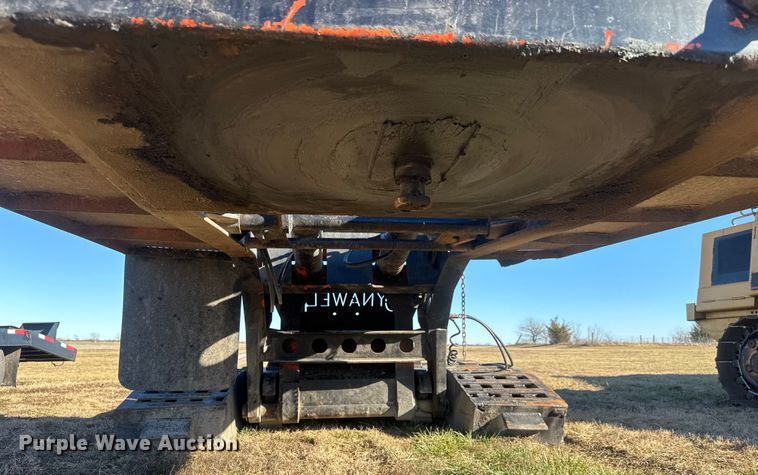 image for item ET4137 1995 Dynaweld lowboy equipment trailer