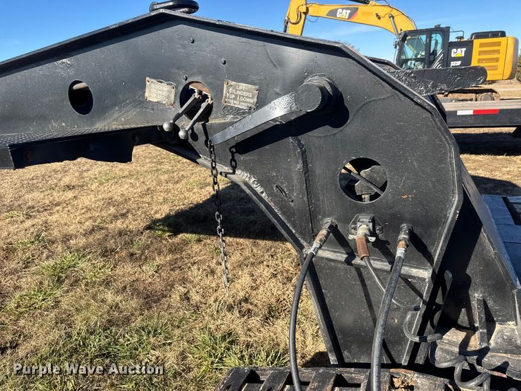 image for item ET4137 1995 Dynaweld lowboy equipment trailer