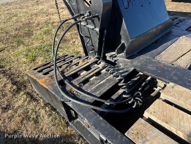 image for item ET4137 1995 Dynaweld lowboy equipment trailer