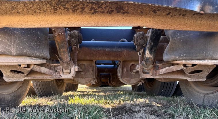 image for item ET4137 1995 Dynaweld lowboy equipment trailer