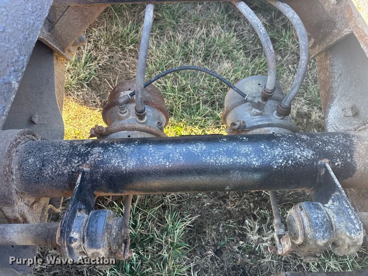 image for item ET4137 1995 Dynaweld lowboy equipment trailer