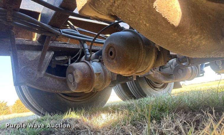 image for item ET4137 1995 Dynaweld lowboy equipment trailer