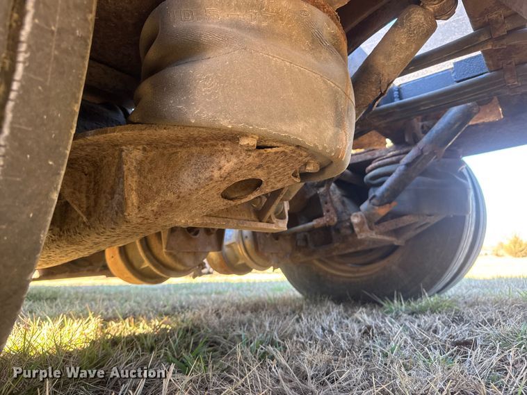 image for item ET4137 1995 Dynaweld lowboy equipment trailer