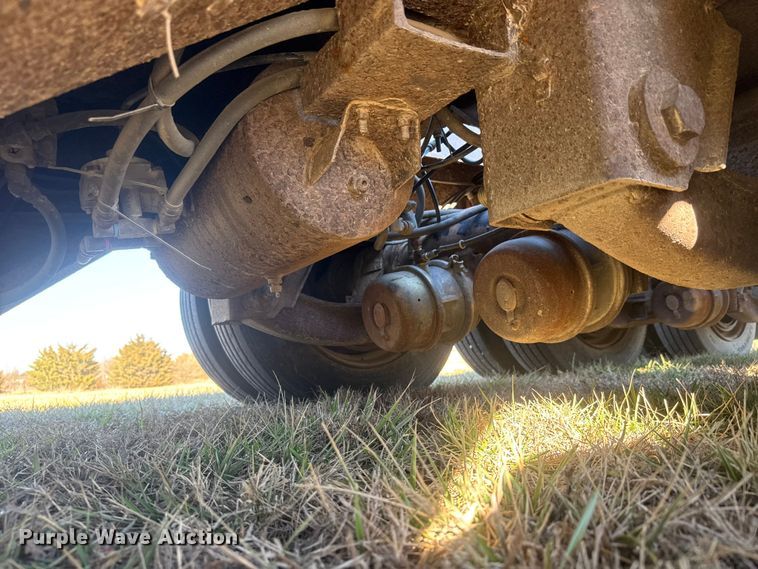 image for item ET4137 1995 Dynaweld lowboy equipment trailer