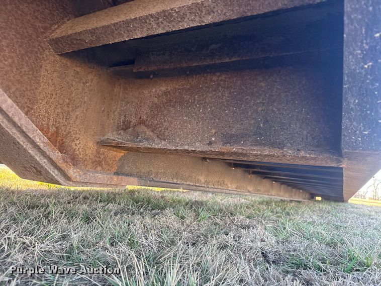 image for item ET4137 1995 Dynaweld lowboy equipment trailer