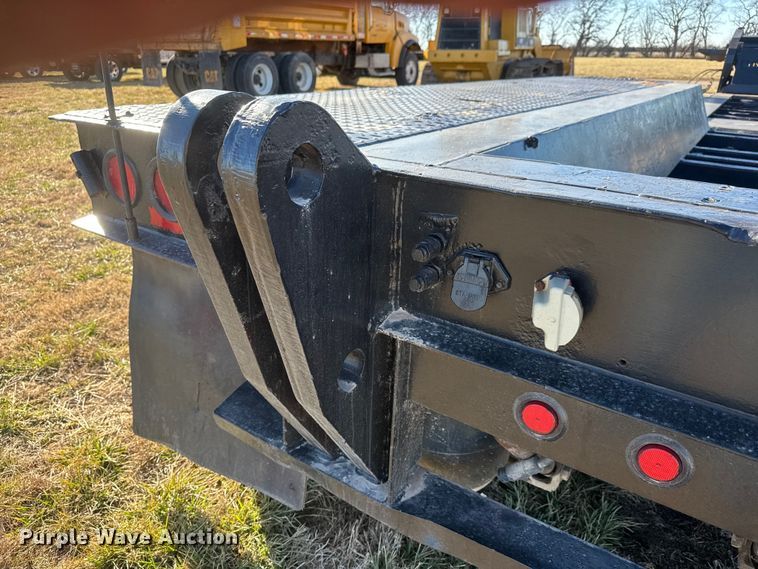 image for item ET4137 1995 Dynaweld lowboy equipment trailer