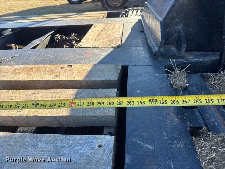 image for item ET4137 1995 Dynaweld lowboy equipment trailer