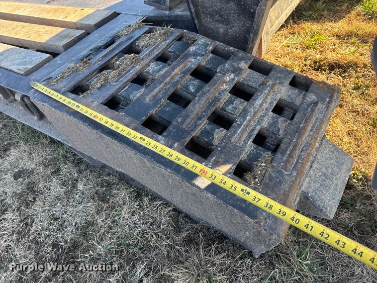 image for item ET4137 1995 Dynaweld lowboy equipment trailer