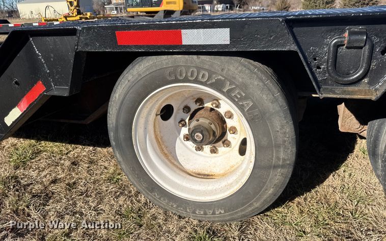 image for item ET4137 1995 Dynaweld lowboy equipment trailer