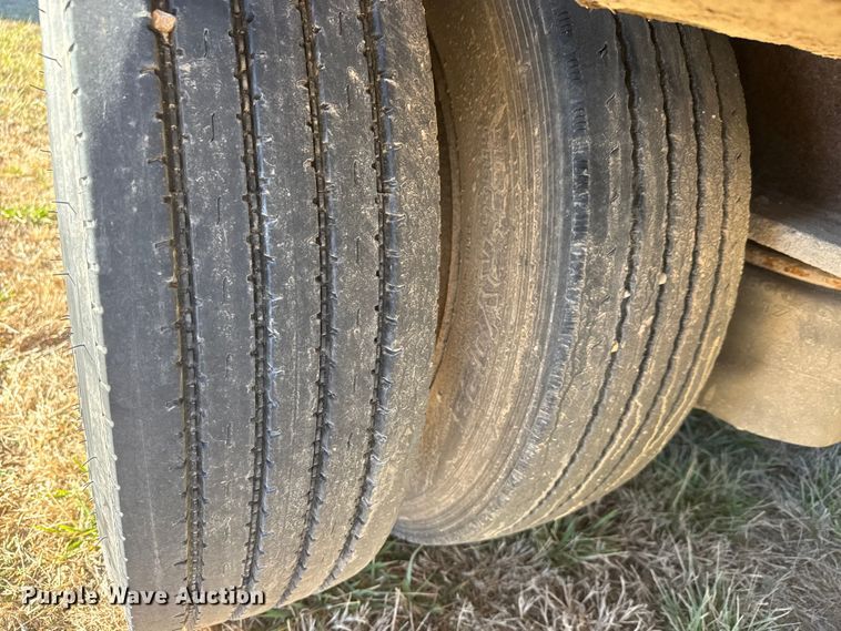 image for item ET4137 1995 Dynaweld lowboy equipment trailer