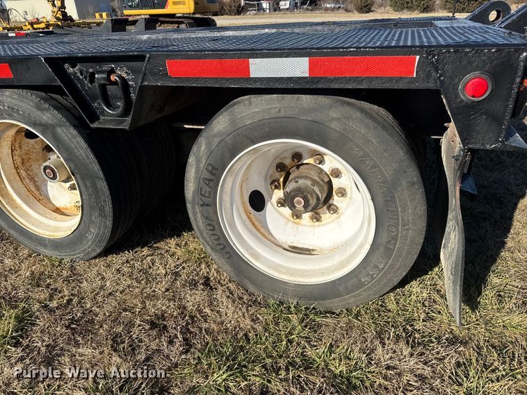 image for item ET4137 1995 Dynaweld lowboy equipment trailer