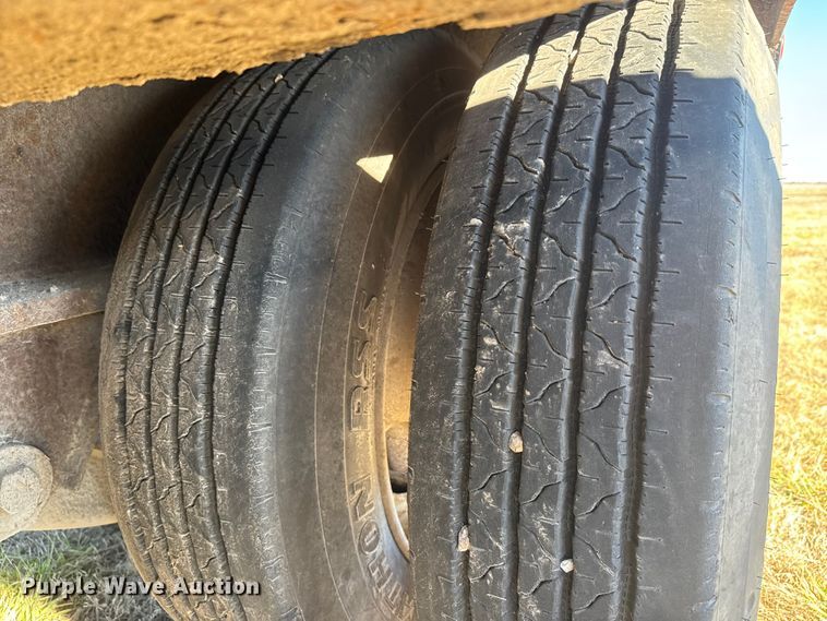 image for item ET4137 1995 Dynaweld lowboy equipment trailer