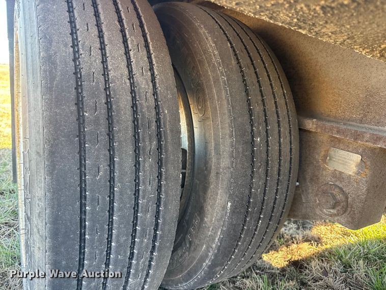 image for item ET4137 1995 Dynaweld lowboy equipment trailer