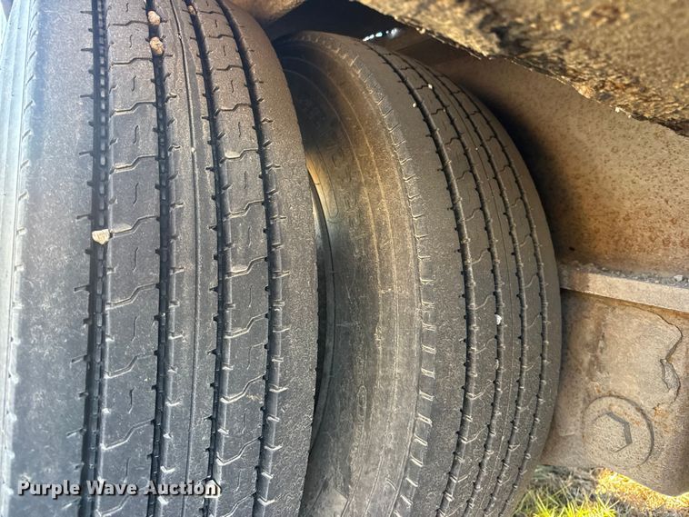 image for item ET4137 1995 Dynaweld lowboy equipment trailer