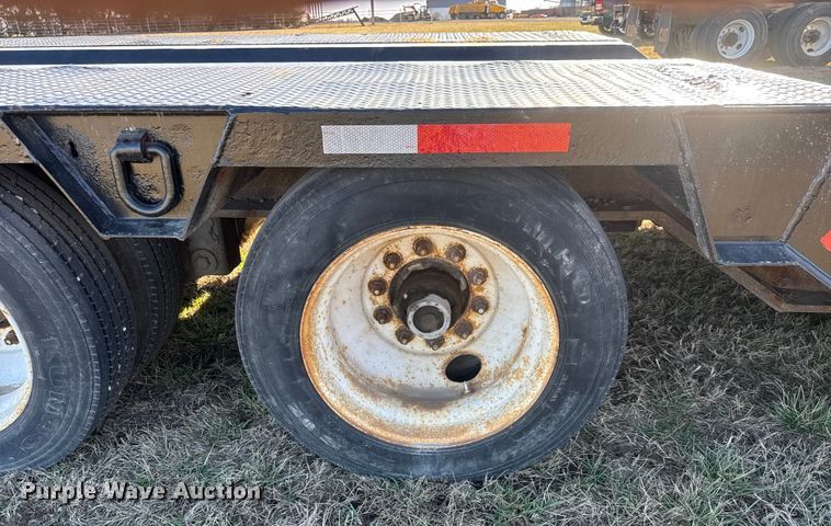 image for item ET4137 1995 Dynaweld lowboy equipment trailer