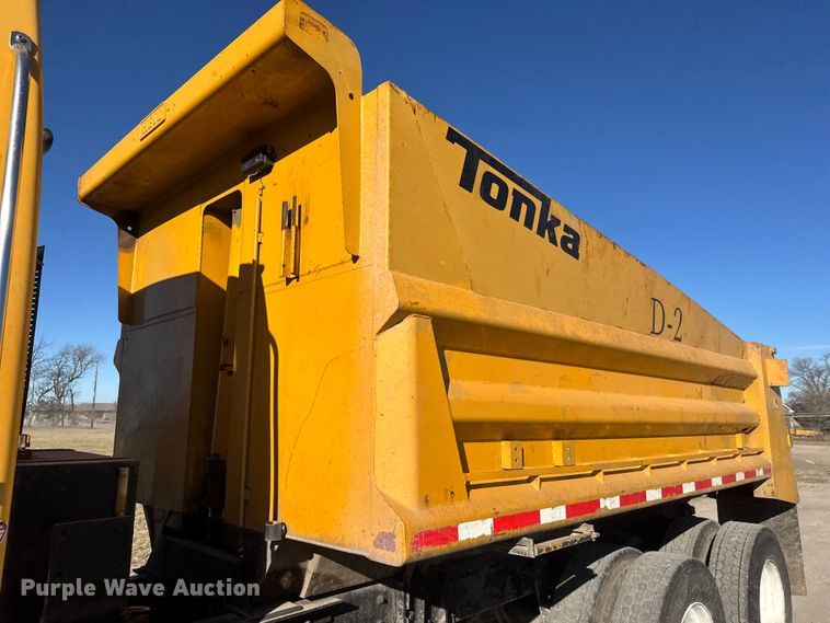 image for item ET4139 2005 Sterling L9500 Series Dump truck