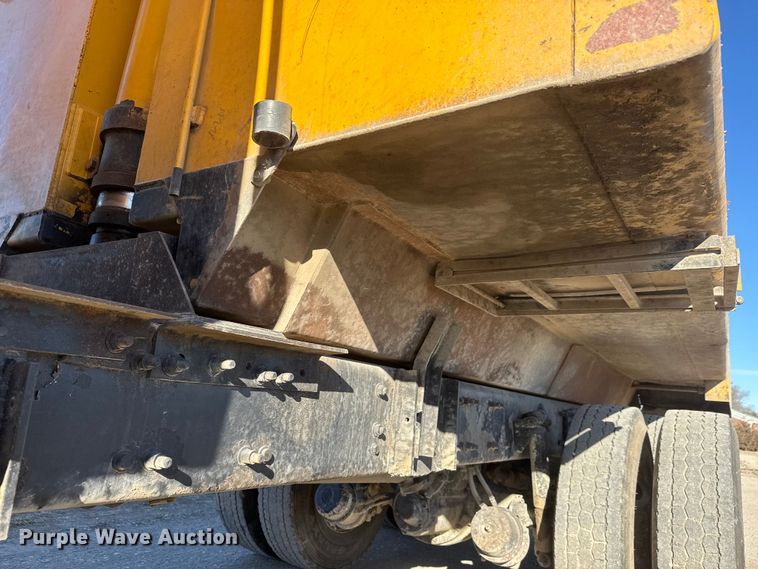 image for item ET4139 2005 Sterling L9500 Series Dump truck
