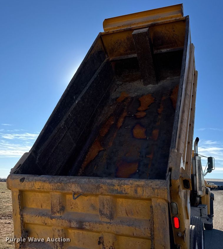 image for item ET4139 2005 Sterling L9500 Series Dump truck