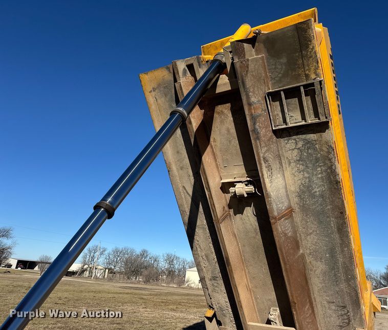 image for item ET4139 2005 Sterling L9500 Series Dump truck