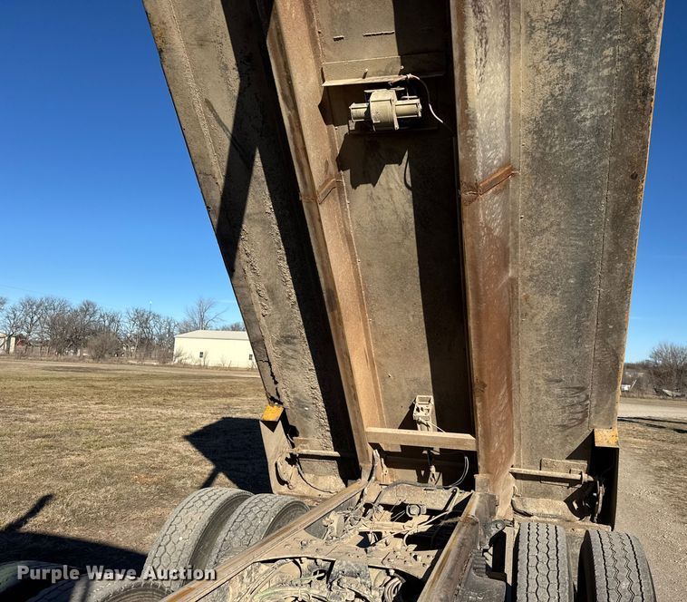 image for item ET4139 2005 Sterling L9500 Series Dump truck