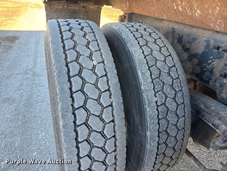 image for item ET4139 2005 Sterling L9500 Series Dump truck